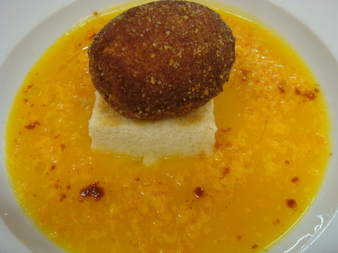 Crème de courge, vieille mimolette, et oeuf pané.