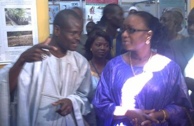 Mme Omou Khaïry Gueye SECK, ministre de l'Elevage accompagée du DG de l'ISRA (C) Elhadji Babacar MBENGUE Mme Omou Khaïry Gueye SECK, ministre de l'Elevage accompagée du DG de l'ISRA (C) Elhadji Babacar MBENGUE
