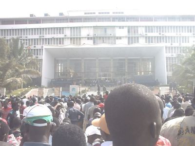 Manifestants devant l'Assemblée nationale le 23 juin(C) Elhadji Babacar MBENGUE Manifestants devant l'Assemblée nationale le 23 juin(C) Elhadji Babacar MBENGUE