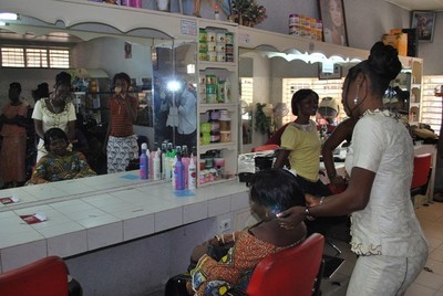 Un salon de coiffure bien équipé (c) R. A. Dide Un salon de coiffure bien équipé (c) R. A. Dide