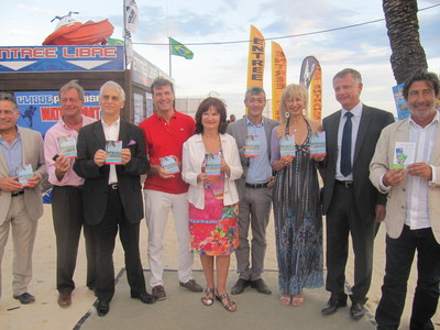 Toute l'équipe présentant le guide Costazzurra Toute l'équipe présentant le guide Costazzurra