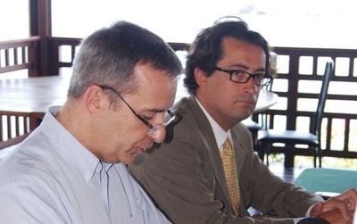 Denis Robin, négociateur (en chemise en premier plan) et Thomas Degos, préfet de Mayotte (en costume cravate) jeudi 10 novembre à la Case Rocher (c) Service de communication de la préfecture de Mayotte Denis Robin, négociateur (en chemise en premier plan) et Thomas Degos, préfet de Mayotte (en costume cravate) jeudi 10 novembre à la Case Rocher (c) Service de communication de la préfecture de Mayotte
