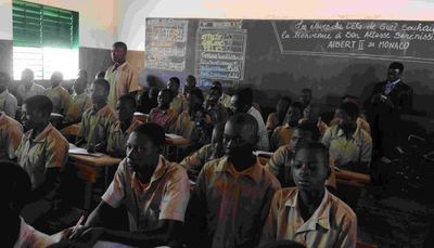 Une salle de classe visitée à Guié au Burkina Faso. Photo (c) Alain Benainous / All Pix Une salle de classe visitée à Guié au Burkina Faso. Photo (c) Alain Benainous / All Pix