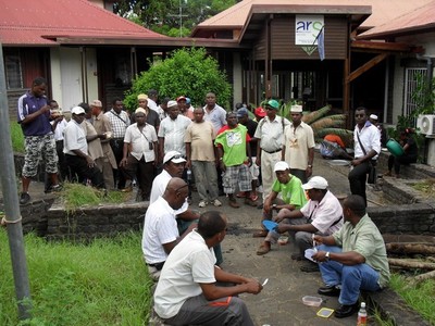 Une partie des grévistes devant le siège de l’ARS Mayotte à Mamoudzou (c) SAM (Salim Mouhoutar) Une partie des grévistes devant le siège de l’ARS Mayotte à Mamoudzou (c) SAM (Salim Mouhoutar)