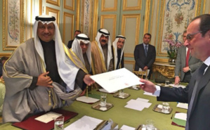 Cheikh Jaber Al Moubarak Al Hamad Al Sabah, Premier ministre koweïtien, remet une lettre de l'Émir du Koweït au Président François Hollande, à l'Elysée. Photo (c) Ambassade de France Koweit