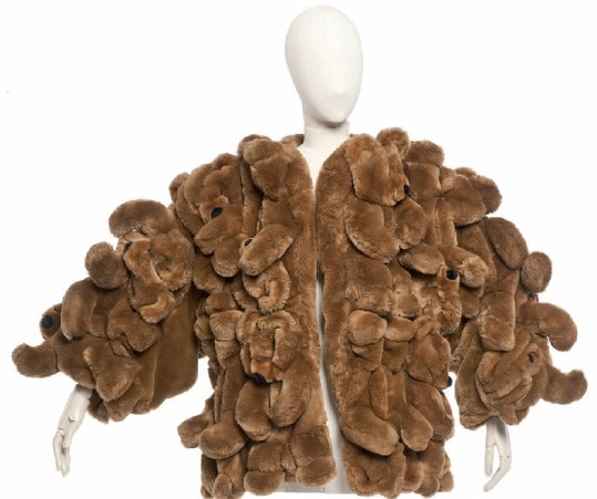 Veste, Jean-Charles de Castelbajac, vers 1985, fausse fourrure © Jean Tholance. Cliquez sur l'image pour voir la vidéo Veste, Jean-Charles de Castelbajac, vers 1985, fausse fourrure © Jean Tholance. Cliquez sur l'image pour voir la vidéo