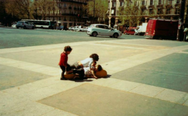 Des enfants de la rue, place de la Bastille, Paris. Photo (c) Julie Cartelier