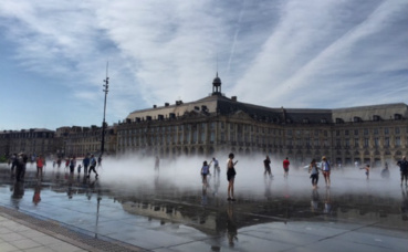 Palais de la Bourse et miroir d'eau. Photo (c) Cdo. Cliquez ici pour accéder au site du festival Palais de la Bourse et miroir d'eau. Photo (c) Cdo. Cliquez ici pour accéder au site du festival