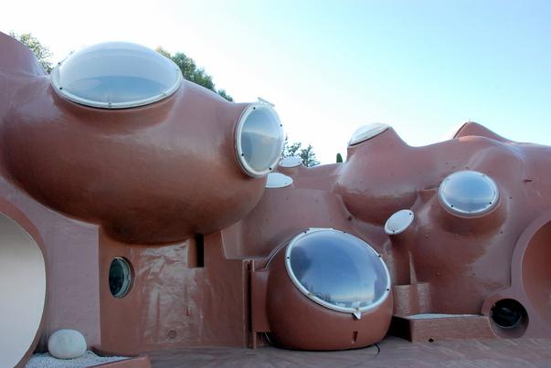 Pierre Cardin Fait Son Defile De Mode Au Palais Bulle A Theoule Sur Mer