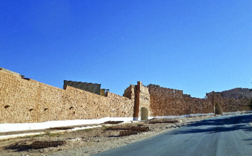 Les fortifications du village. Photo (c) Habib Kaki