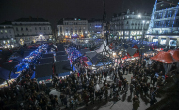 Le Marché de Noël sur la place du Ralliement. Photo courtoisie (c) Mairie d'Angers Le Marché de Noël sur la place du Ralliement. Photo courtoisie (c) Mairie d'Angers