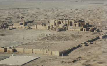 Vue aérienne de la cité antique parthe de Hatra en Irak, détruite le 7 mars 2015 par Daesh. Photo (c) Multi-National Corps Iraq Public Affairs Vue aérienne de la cité antique parthe de Hatra en Irak, détruite le 7 mars 2015 par Daesh. Photo (c) Multi-National Corps Iraq Public Affairs