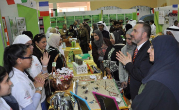 L'Ambassadeur de France au Koweït avec les élèves d'un collège public koweïtien à l'occasion de l'ouverture de l'exposition "Formidables fourmis". Photo (c) Bulent Inan.