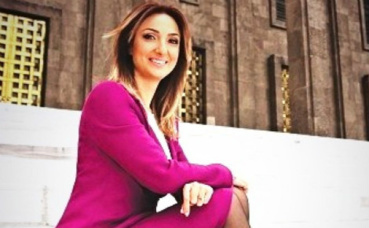 La députée Aylin Nazlıaka à l'entrée du Parlement turc. Photo (c) Simgie. La députée Aylin Nazlıaka à l'entrée du Parlement turc. Photo (c) Simgie.