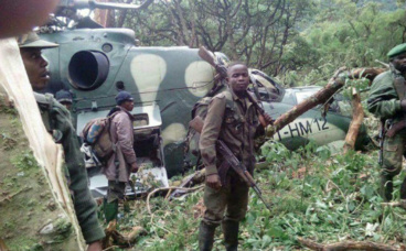 Soldats FARDC sécurisant l'hélicoptère après son crash. Photo (c) Blaise Sanyila Soldats FARDC sécurisant l'hélicoptère après son crash. Photo (c) Blaise Sanyila