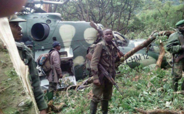 Soldats FARDC sécurisant l'hélicoptère après son crash. Photo (c) Blaise Sanyila