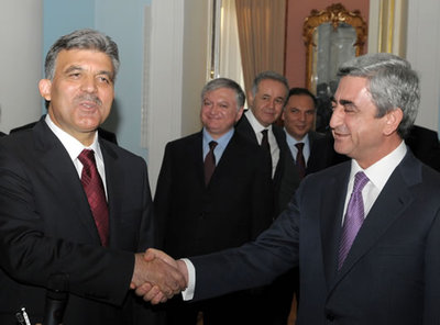 La poignée de main historique des deux présidents Abdullah Gül et Serge Sarkissian - Photo DR