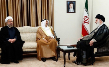 Visite de l'Émir du Koweït en Iran, en 2014. De gauche à droite: le Président d'Iran, l'Émir du Koweït et le Guide suprême d'Iran. Image du domaine public.