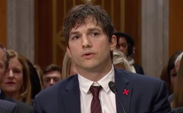 Ashton Kutcher pendant son discours du mercredi 15 février 2017. Image de la vidéo ci-dessous.