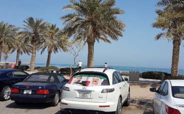 Autocollant sur la lunette arrière d'une voiture au Koweït aux couleurs du drapeau koweïtien, représentant le portrait de l'Émir de Dubaï (à gauche) et le portrait de l'Émir du Koweït (à droite). Photo (c) Bulent Inan.