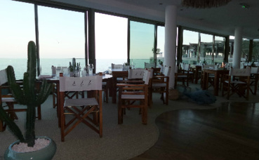 Le nouvel espace de restauration couvert de Nikki Beach. Photo (c) Eva Esztergar Le nouvel espace de restauration couvert de Nikki Beach. Photo (c) Eva Esztergar