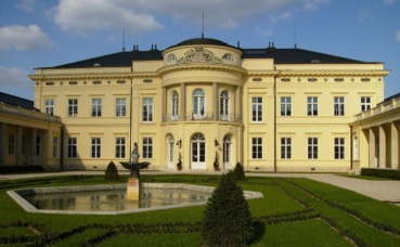Le château Karolyi. Photo libre de droits. Le château Karolyi. Photo libre de droits.