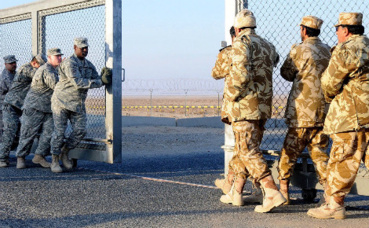 Soldats koweïtiens et américains à la frontière irako-koweïtienne. Image du domaine public.