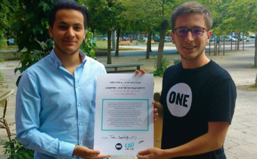 Taha Bouhafs avec l'ambassadeur de One. Photo courtoisie (c) Pierre Jothy Taha Bouhafs avec l'ambassadeur de One. Photo courtoisie (c) Pierre Jothy