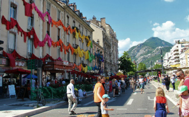 Deux kilomètres d'animations sur le Cours Jean-Jaurès - Libération à Grenoble. Photo (c) Anaïs Mariotti
