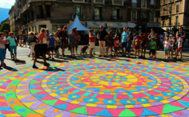 Mandala géant dessiné sur le sol du Cours Jean Jaurès. Photo (c) Anaïs Mariotti Mandala géant dessiné sur le sol du Cours Jean Jaurès. Photo (c) Anaïs Mariotti