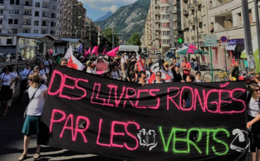 Cortège de manifestants. "Des livres rongés par les verts" en référence à la municipalité écolo. Photo courtoisie (c) Collectif des bibliothécaires en lutte Cortège de manifestants. "Des livres rongés par les verts" en référence à la municipalité écolo. Photo courtoisie (c) Collectif des bibliothécaires en lutte