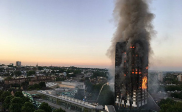 La tour Grenfell en flammes. Photo (c) Natalie Oxford
