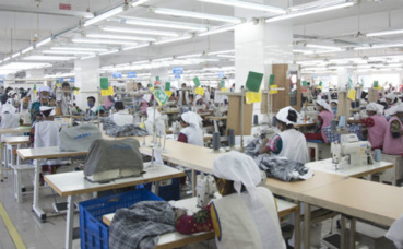 Travail dans une usine de textile au Bangladesh. Photo (c) Musamir Azad