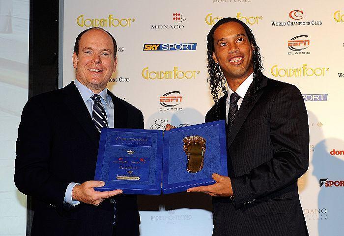 Le Prince Albert II et Ronaldinho avec l'empreinte du Pied en or. Photo (c) Getty Images