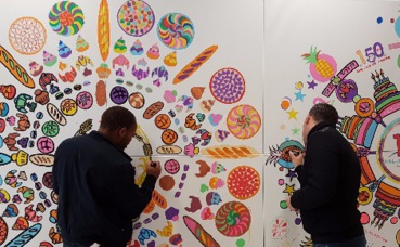 Réalisation de la fresque gourmande. Photo prise par l'auteur Réalisation de la fresque gourmande. Photo prise par l'auteur