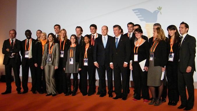 Dernière photo de groupe, après les conclusions de Joël Bouzou, clôturant le Forum. Photo (c) Eva Esztergar