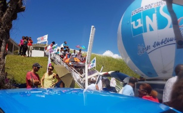 Les enseignants mobilisés au rectorat en faveur du maintien des contrats aidés. Photo: S. Lupon Les enseignants mobilisés au rectorat en faveur du maintien des contrats aidés. Photo: S. Lupon