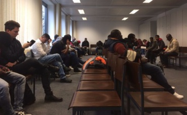 Des demandeurs d'asile dans une salle d'attente de l'office de l'immigration à Düsseldorf. Photo prise par Erick Bassène.