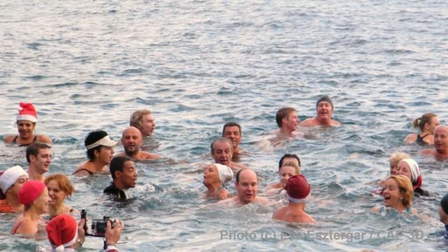 SAS le Prince Albert II, au milieu des baigneurs. Photo (c) Eva Esztergar