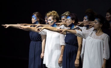 Extrait de la pièce "99 Femmes". Photo courtoisie (c) Liz Hingley Extrait de la pièce "99 Femmes". Photo courtoisie (c) Liz Hingley