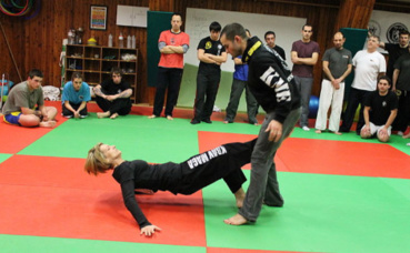 Cours de krav maga. Photo (c) Ekmt Cours de krav maga. Photo (c) Ekmt