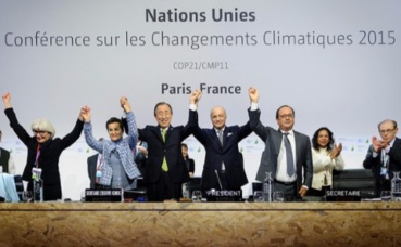 Séance pleinière de la COP 21 pour l’adoption de l’Accord de Paris. Photo (c) Arnaud Bouissou