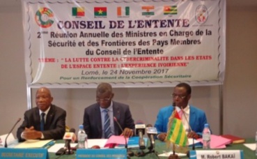 Podium de la rencontre de Lomé. Photo (c) Degbevi Podium de la rencontre de Lomé. Photo (c) Degbevi