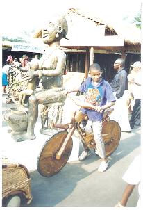 BANTU FEELING vélo en bois (photo ETOAA Joseph)