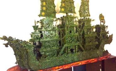 Bateau entièrement fait de pierres de jade. Photo prise par Sarah Barreiros. Bateau entièrement fait de pierres de jade. Photo prise par Sarah Barreiros.