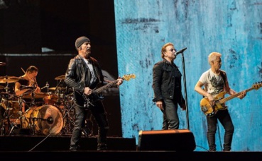Le groupe U2 en 2017. Photo (c) Remy. Cliquez ici pour accéder à la page artiste Le groupe U2 en 2017. Photo (c) Remy. Cliquez ici pour accéder à la page artiste