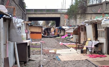 Bidonville à Paris. Photo (c) André Feigeles