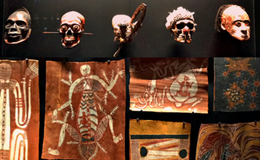 Crânes et peintures aborigènes. Photos et montage (c) Charlotte Service-Longépé