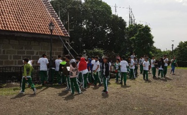 Étudiants de l'école française de Manille en sortie scolaire. Photo prise par Sarah Barreiros. Étudiants de l'école française de Manille en sortie scolaire. Photo prise par Sarah Barreiros.