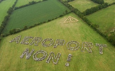 Fresque humaine contre le projet d'aéroport. Photo (c) Moulins Fresque humaine contre le projet d'aéroport. Photo (c) Moulins